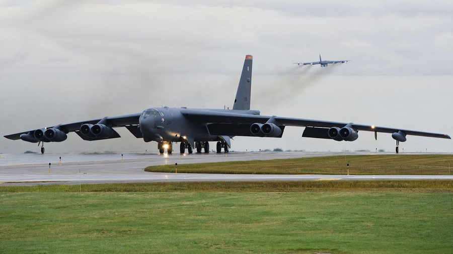 بمب افکن B-52