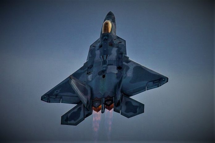 F-22 رپتور پیشرفته‌ترین جنگنده‌ جهان
