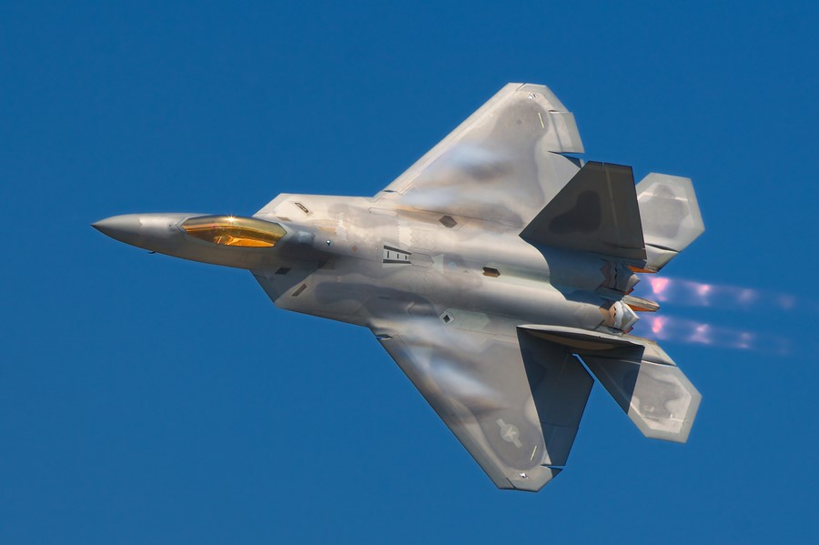 هواپیمای F-22 رپتور پیشرفته‌ترین جنگنده‌ جهان