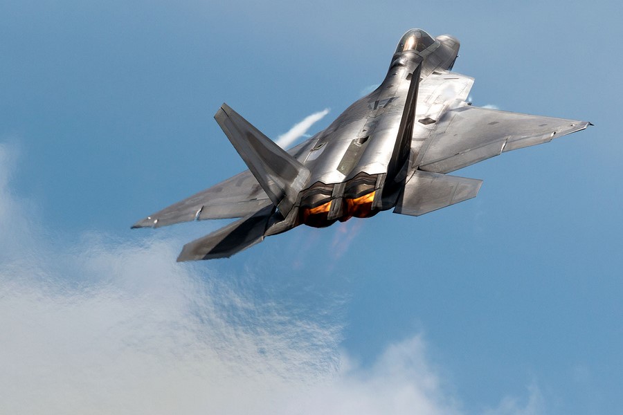 هواپیمای F-22 رپتور پیشرفته‌ترین جنگنده‌ جهان