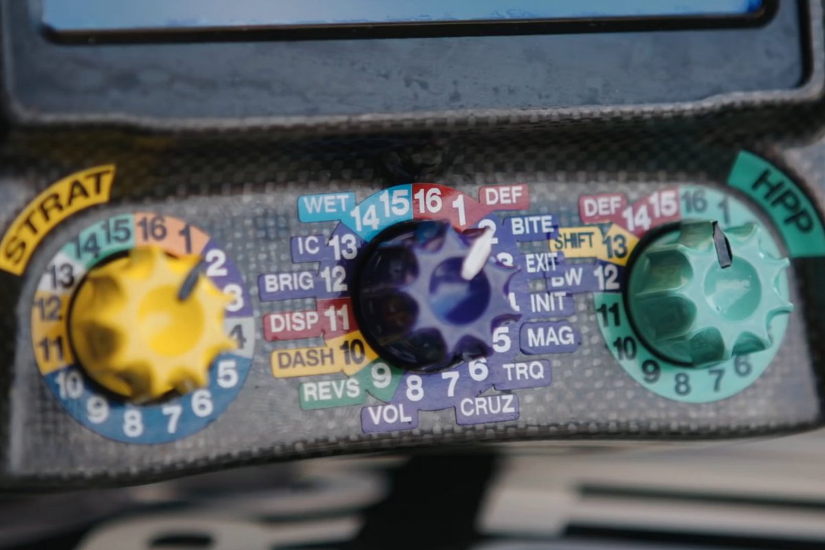 جزئیات فرمان اتومبیل W12 تیم مرسدس بنز AMG