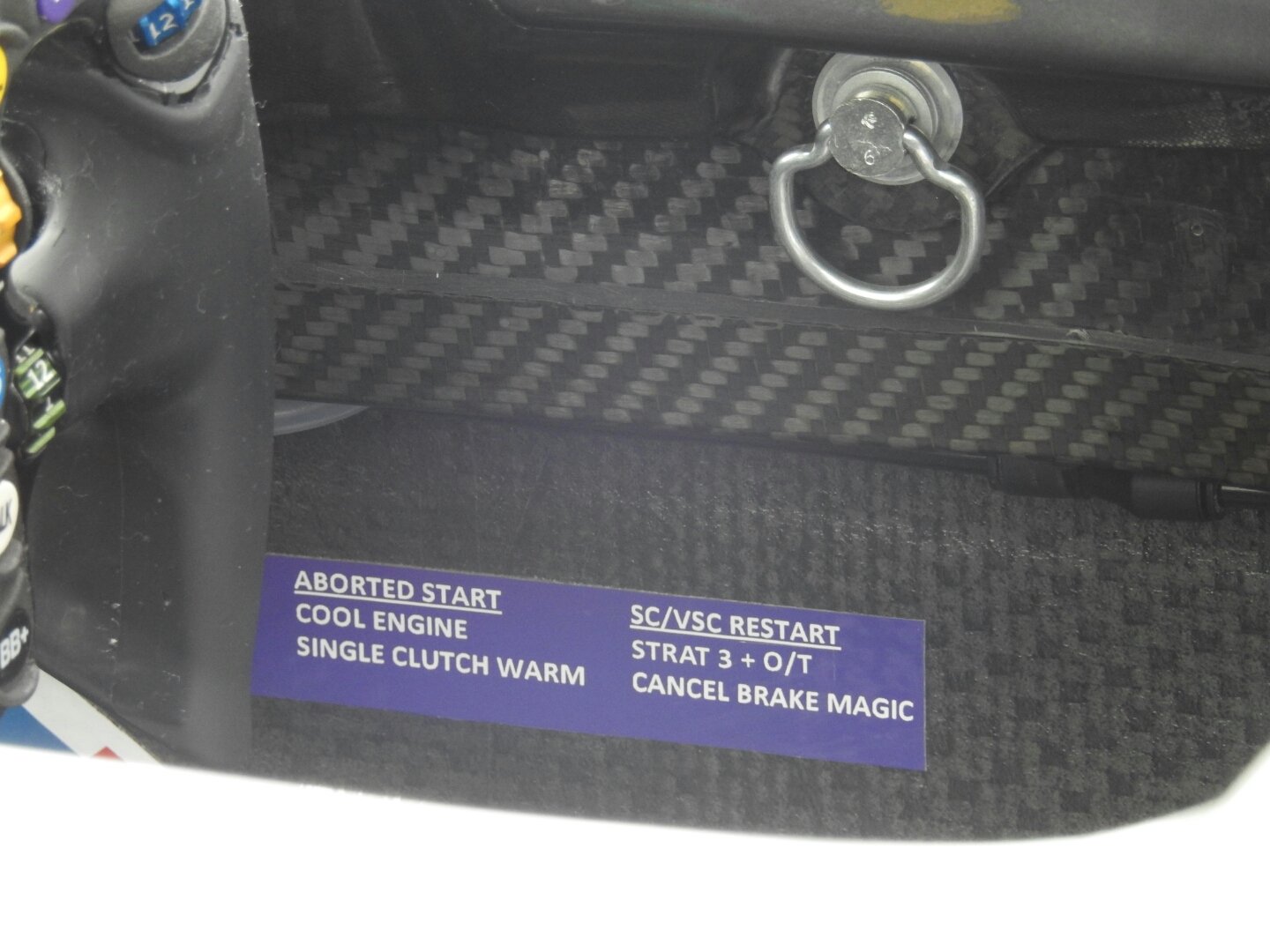سامانه Brake magic در اتومبیل مرسدس که ترمزها را سریعتر گرم می کند. این تصویر قدیمی و مربوط به اتومبیل نیکو روزبرگ است.